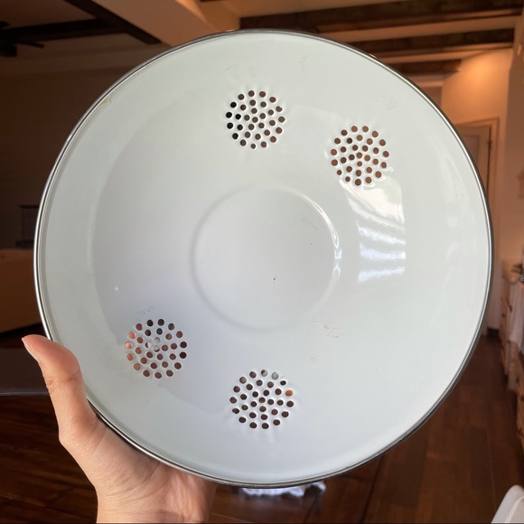 Kobe Enamelware Pedestal Floral Colander Strainer - Picture 3 of 4